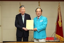 이중근 부영회장에 감사패 전달하는 여수시장
