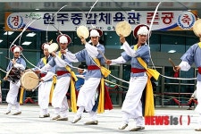 원주시체육관준공, 한국전통예술단 아울의 매지농악