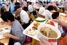 어르신, 삼계탕 드시고 힘내세요!