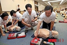 제세동기 실습중인 유정복 장관