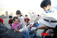 해안가 청소하는 어린이들