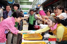 통영 중앙시장 상인 찾은 박근혜 대통령