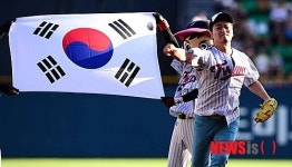전현무, '광복절 시구를 받아라!'