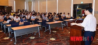 개성공단 설비점검 설명하는 안태원 팀장