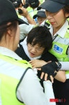경찰에 의해 제지당하는 학교비정규직노조 회원