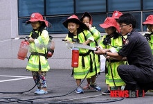 소화기 체험하는 어린이들