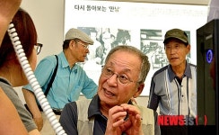 접수 확인하는 이산가족 어르신들