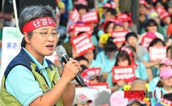발언하는 유지현 전국보건의료산업노동조합 위원장