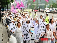 기초 농산물 영정 든 여성 농민들
