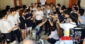 기자들에게 둘러싸인 김홍열, 김근래