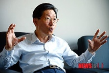 인터뷰 갖는 김창권 한길리서치연구소 대표이사