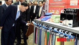 원단 만져보는 정 총리