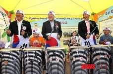 어린이들과 함께 난타공연 하는 문용린 서울시교육감