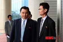 남측 대표단 맞이하는 북측 대표단