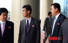 남측 대표단 맞이하는 북측 대표단