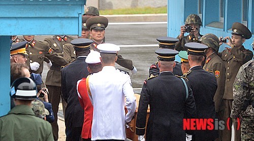 김정은, 러시아에 파병된 북한군 전사자들을 위한 유해 송환식 참석하며 예우와 존경 표시