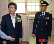 밀양희망센터 견학하는 황교안 장관