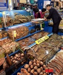 노량진 수산시장 찾은 황우여 대표