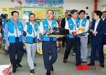 정 총리, 세종 우체국에서 택배소포 분류