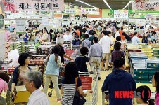 인파로 붐비는 농협하나로클럽 양재점