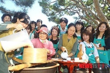 전통주 제조법 배우는 주부들