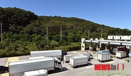 입국 심사대로 들어서는 개성공단 입주사 차량