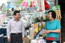 기증물품 구매하는 이충재 청장