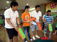 성락원 찾아 윷놀이 하는 씨름 선수들