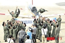 헹가래 받는 이진선 중위-김중수 중령