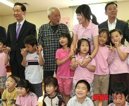 어린이집 방문한 김한길 대표