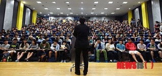 안철수 의원 특강, 대학생들로 가득찬 강의실