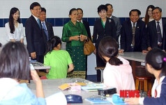매탄초교 방문한 라오스 정무장관