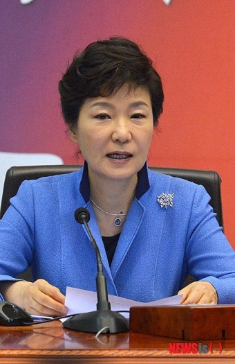 '공약 후퇴' 입장 밝히는 박 대통령