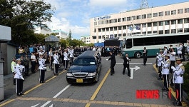 고인들을 떠나보내는 운구차량