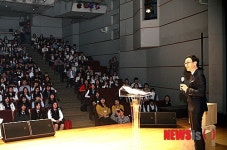 강연하는 이건호 은행장