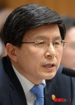 의원들 질의에 답하는 법무장관