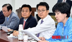 각 상임위별 국감준비 분임토의 순회하는 전병헌