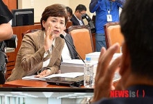 강길부 위원장에게 사과 요구하는 김현미 간사