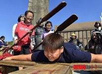 역사체험에 즐거운 어린이들