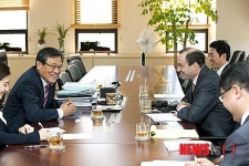 사이언스지와 인터뷰하는 최문기 장관