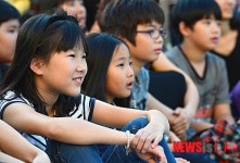 마임공연 즐기는 어린이들