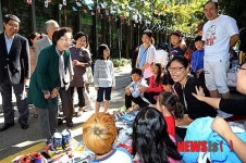 수서 벼룩시장 방문한 강남구청장