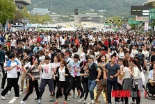 태평로 일대를 가득메운 춤추는 시민들