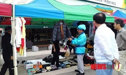 행사장에서 물건고르는 이준원 시장