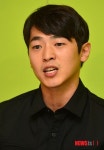질문에 답하는 조용진