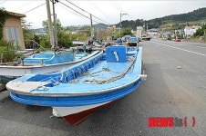 도로변까지 올라 온 어선
