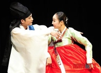 사랑가 추는 이몽룡과 춘향