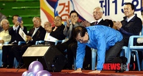 어르신들께 큰절하는 박원순 시장