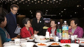 어르신과 인사하는 신연희 구청장