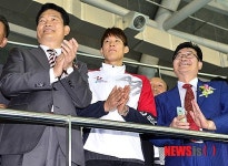 수영장 시설 둘러보는 박태환